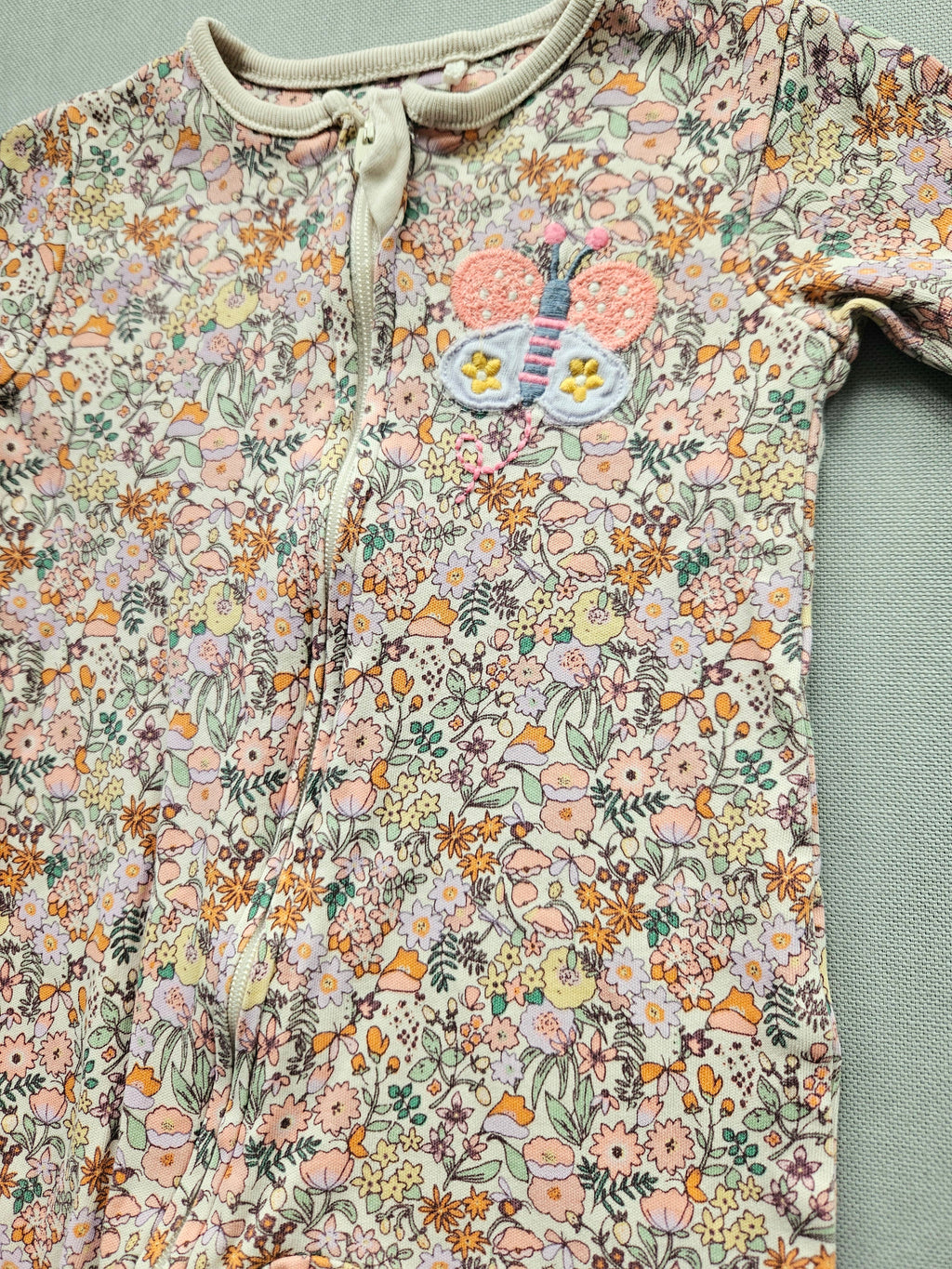 Next Baby Strampler mit Blumenprint & Schmetterlingsstickerei | Gr. 56