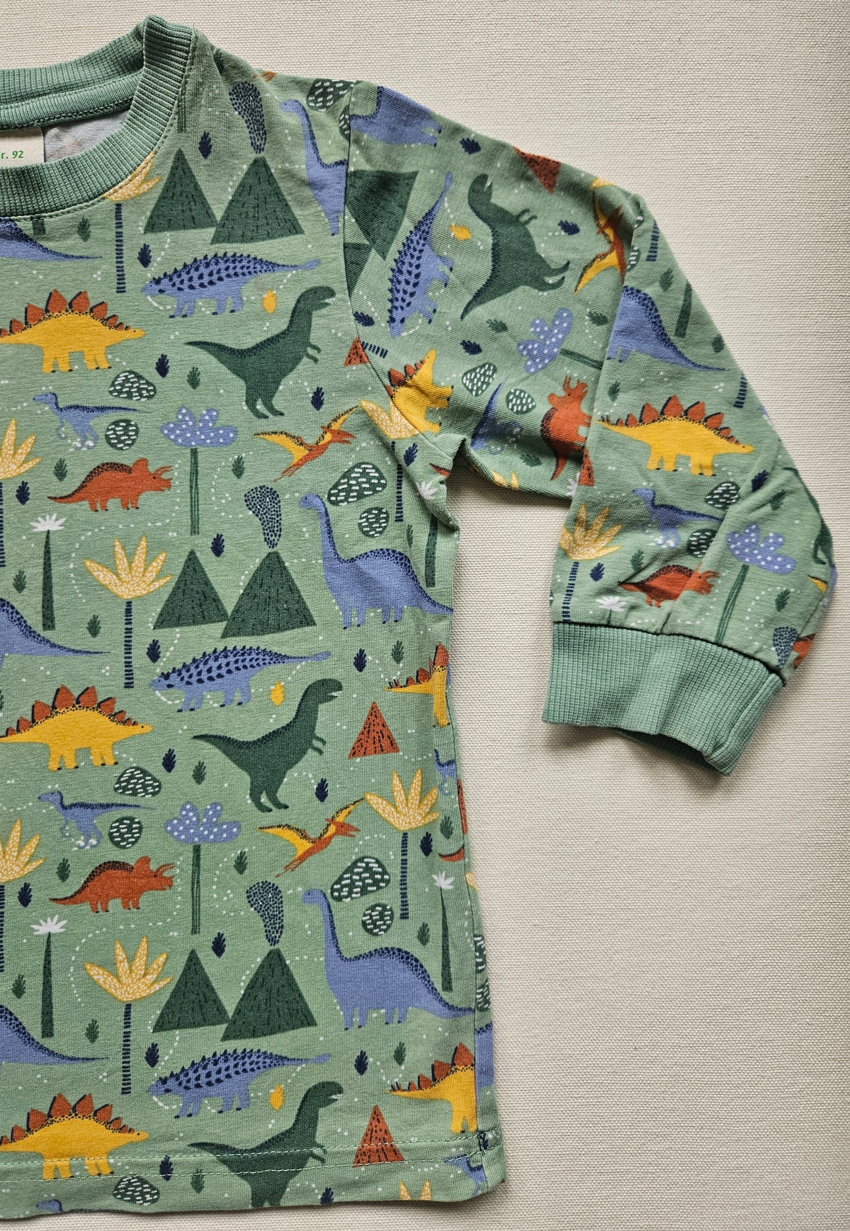 ALANA Dino-Outfit – Langarmshirt & Jeans 🦖 | Gr. 92/98