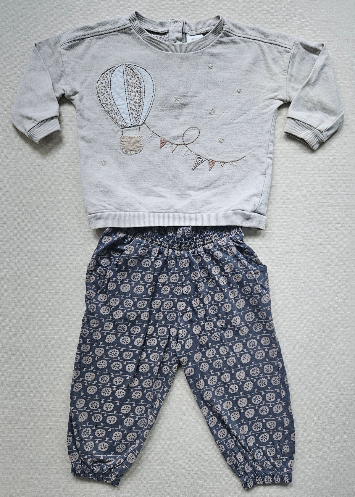 NEXT 2-teiliges Outfit mit Heißluftballon & Musterhose 🎈 | Gr. 80/86