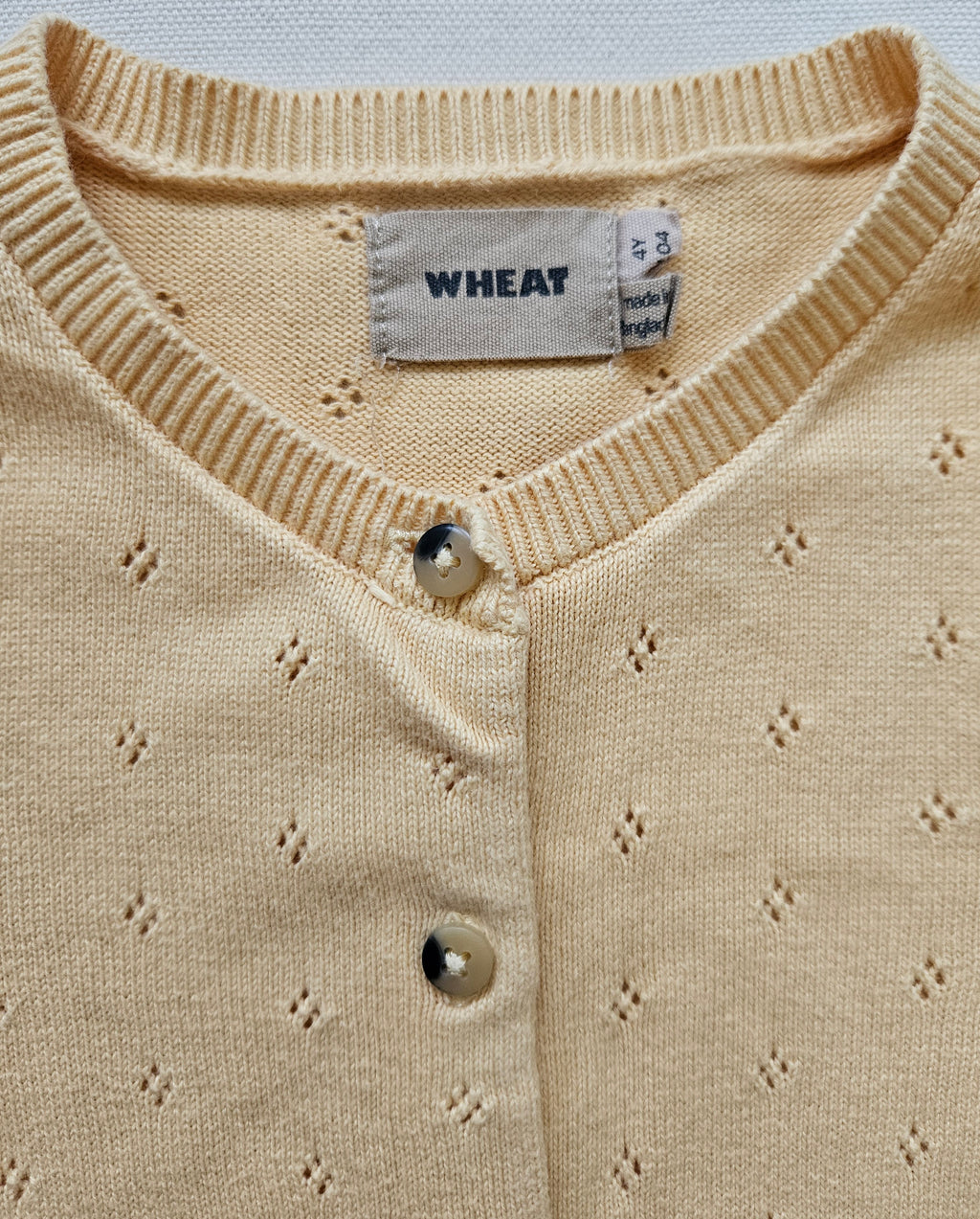 WHEAT Strickjacke – Zartgelb mit Lochstrickmuster | Gr. 104
