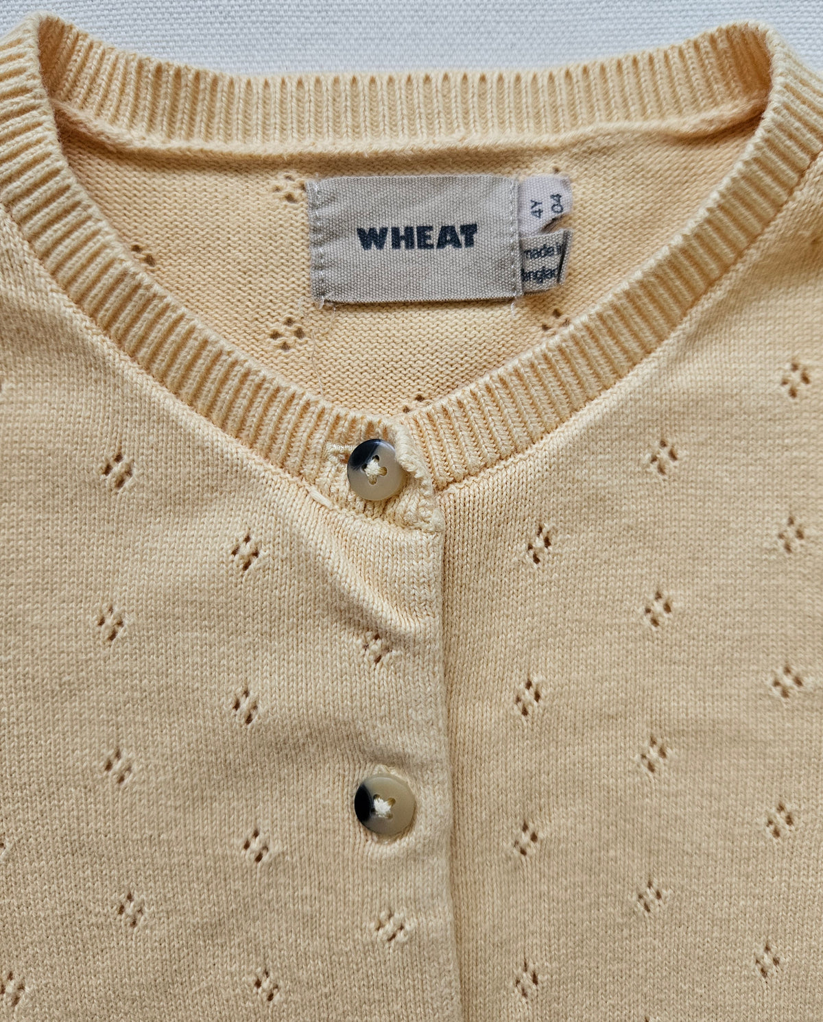 WHEAT Strickjacke – Zartgelb mit Lochstrickmuster | Gr. 104