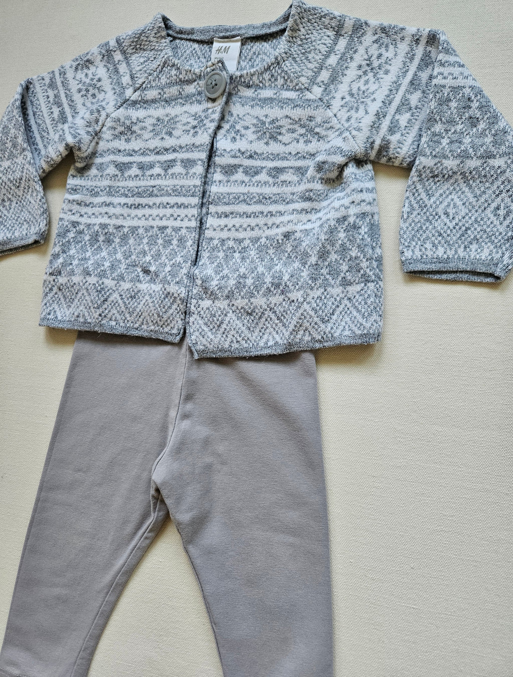 H&M Baby-Set – Gemusterte Strickjacke & Leggings | Gr. 68