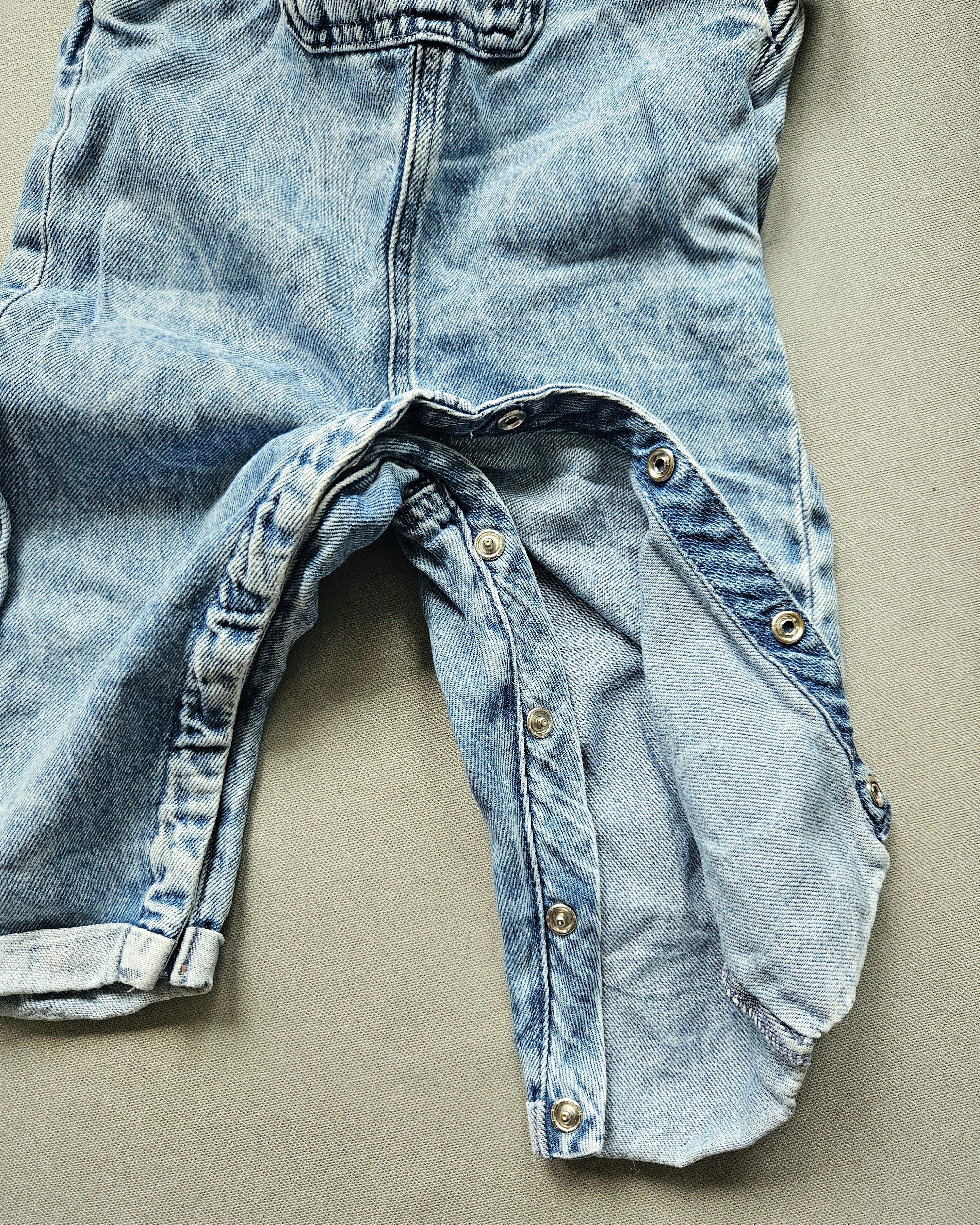 Outfit Jeans-Latzhose + T-Shirt - Größe 86 - NEXT