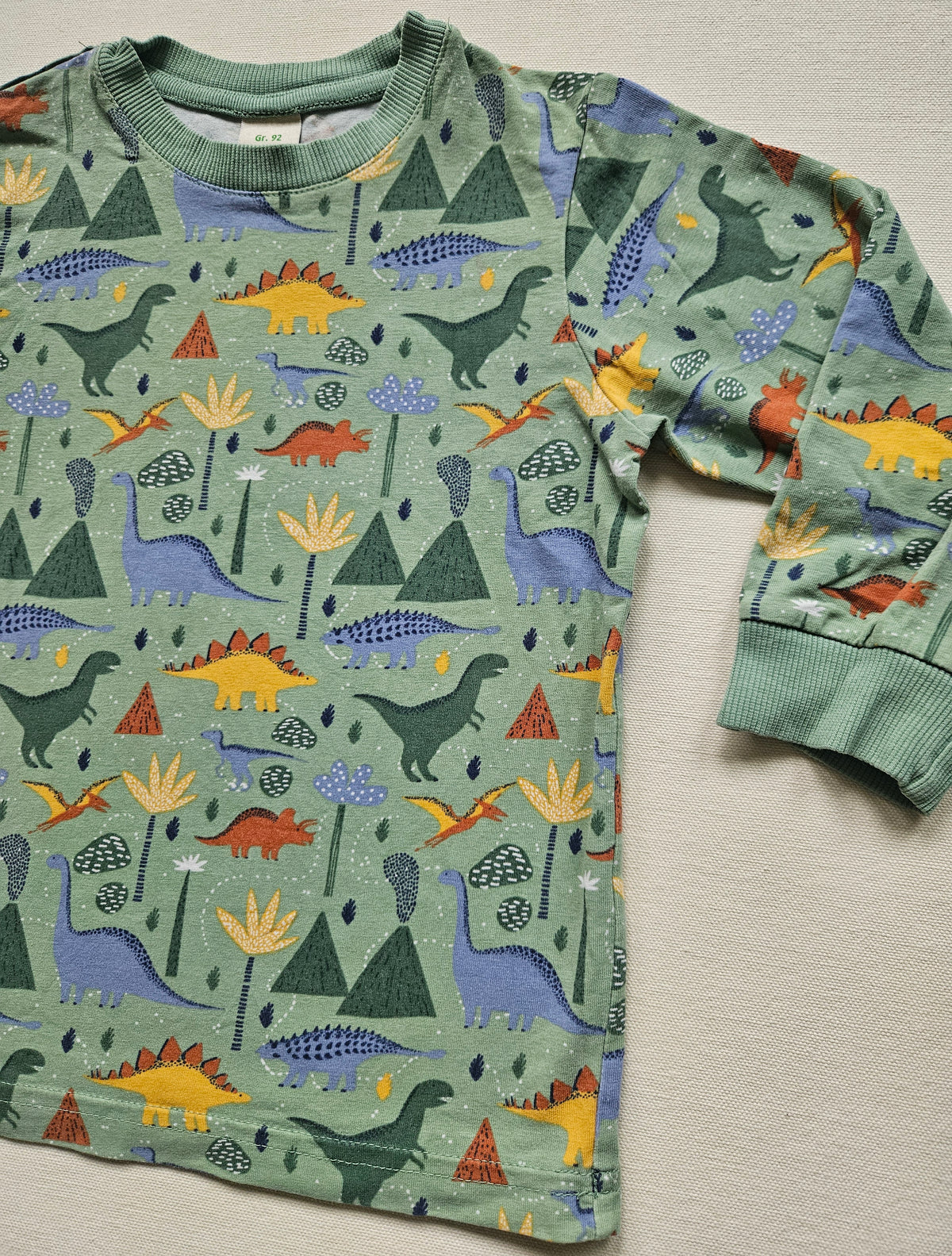 ALANA Dino-Outfit – Langarmshirt & Jeans 🦖 | Gr. 92/98