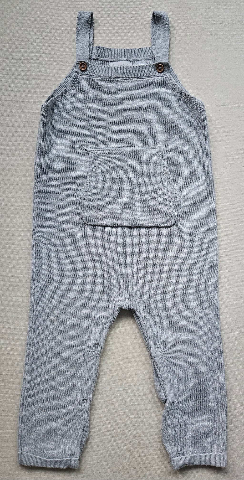 MANGO Strick-Latzhose grau mit Bauchtasche | Gr. 92