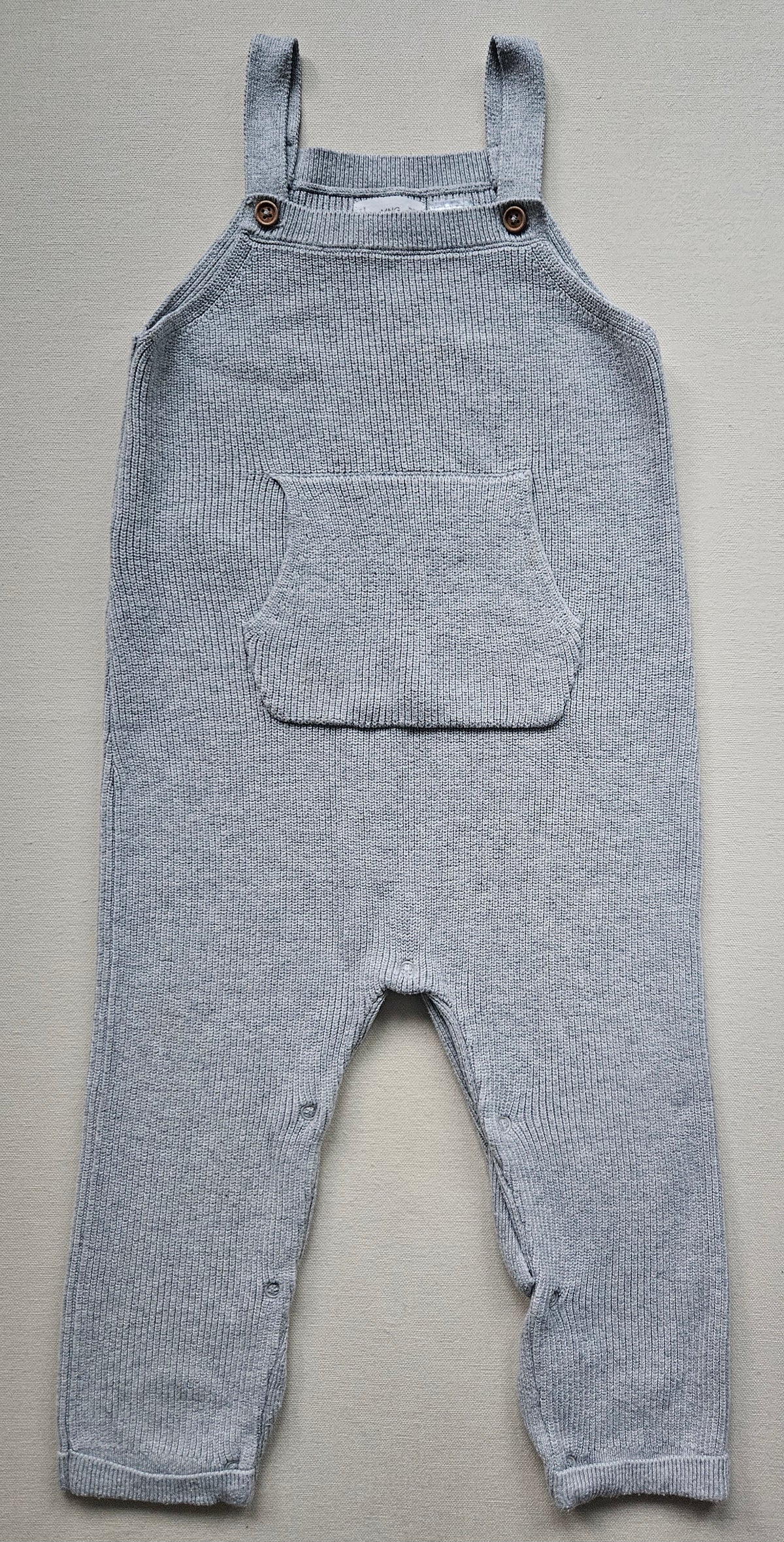 MANGO Strick-Latzhose grau mit Bauchtasche | Gr. 92