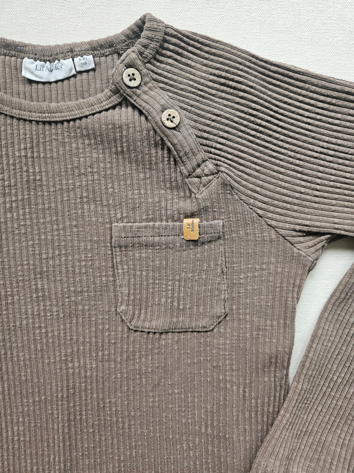 Lil’ Atelier Ripp-Langarmshirt mit Brusttasche  | Gr. 116