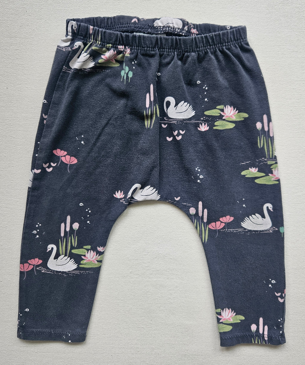 Pusblu Kleid & Next Baby Leggings – Schwanenprint 🦢 | Gr. 74