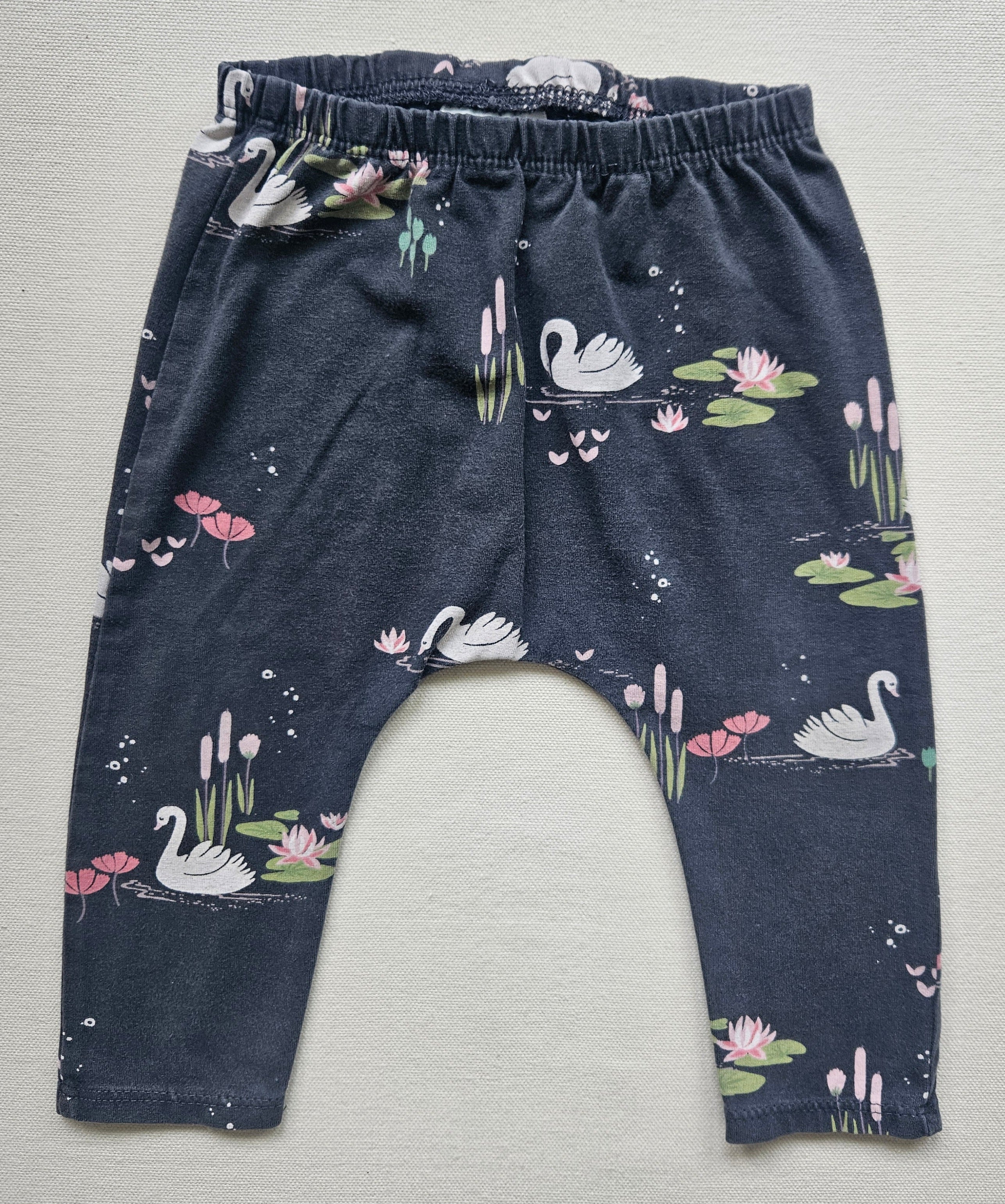 Pusblu Kleid & Next Baby Leggings – Schwanenprint 🦢 | Gr. 74