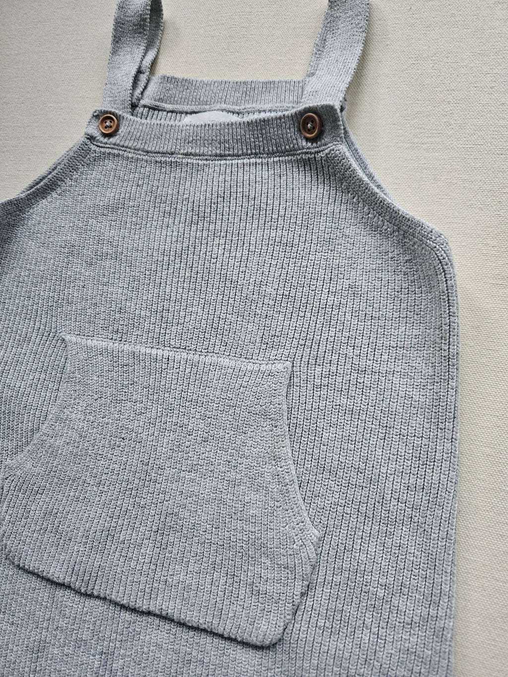 MANGO Strick-Latzhose grau mit Bauchtasche | Gr. 92