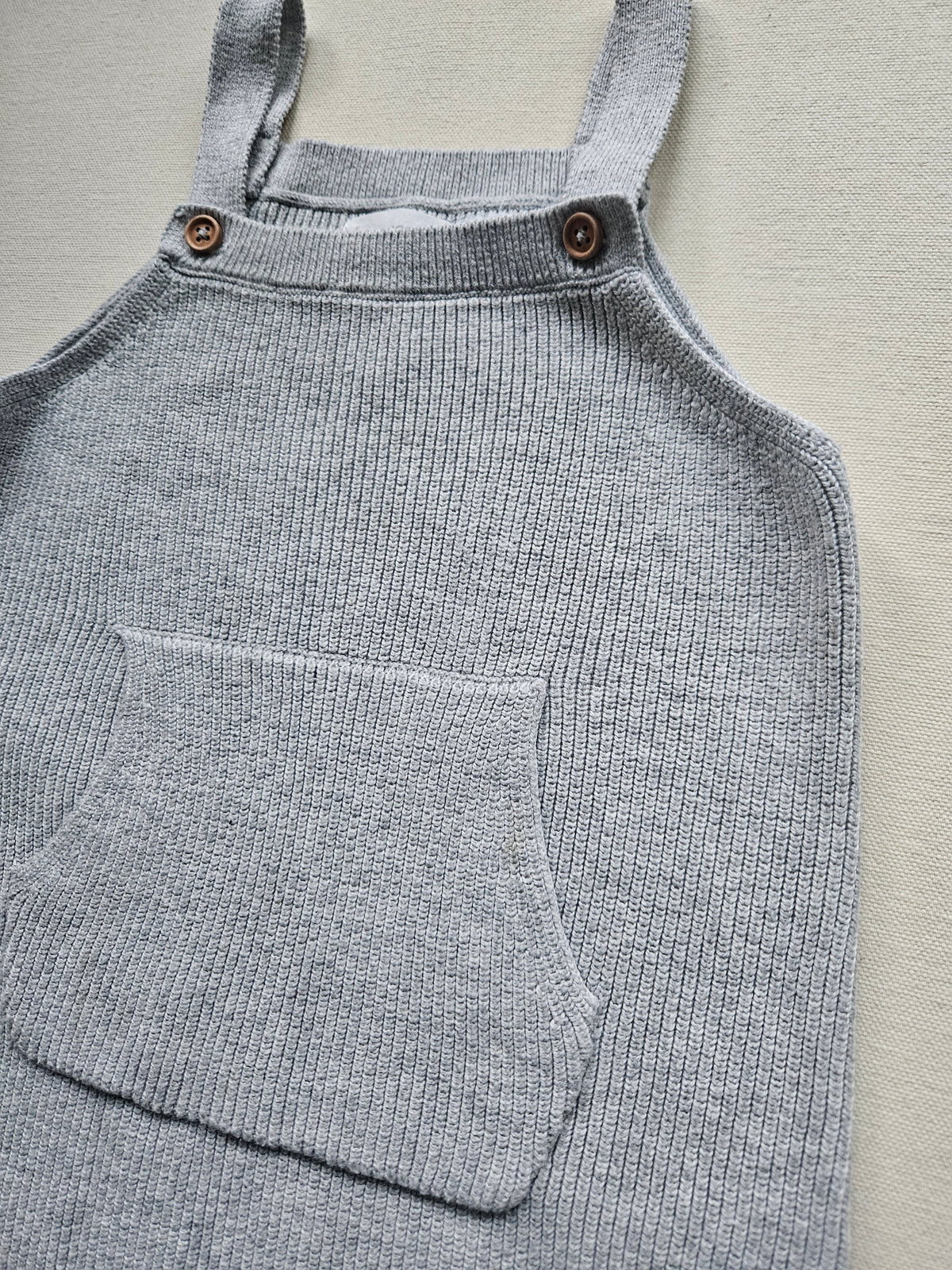 MANGO Strick-Latzhose grau mit Bauchtasche | Gr. 92