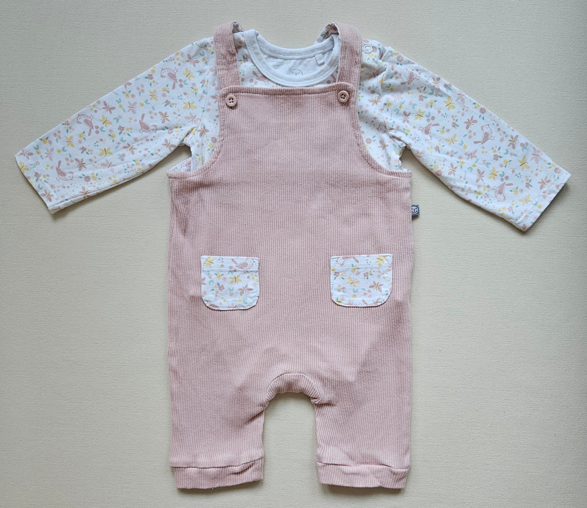 Liegelind 2-teiliges Baby-Set – Latzoverall & Blumenbody | Gr. 62/68