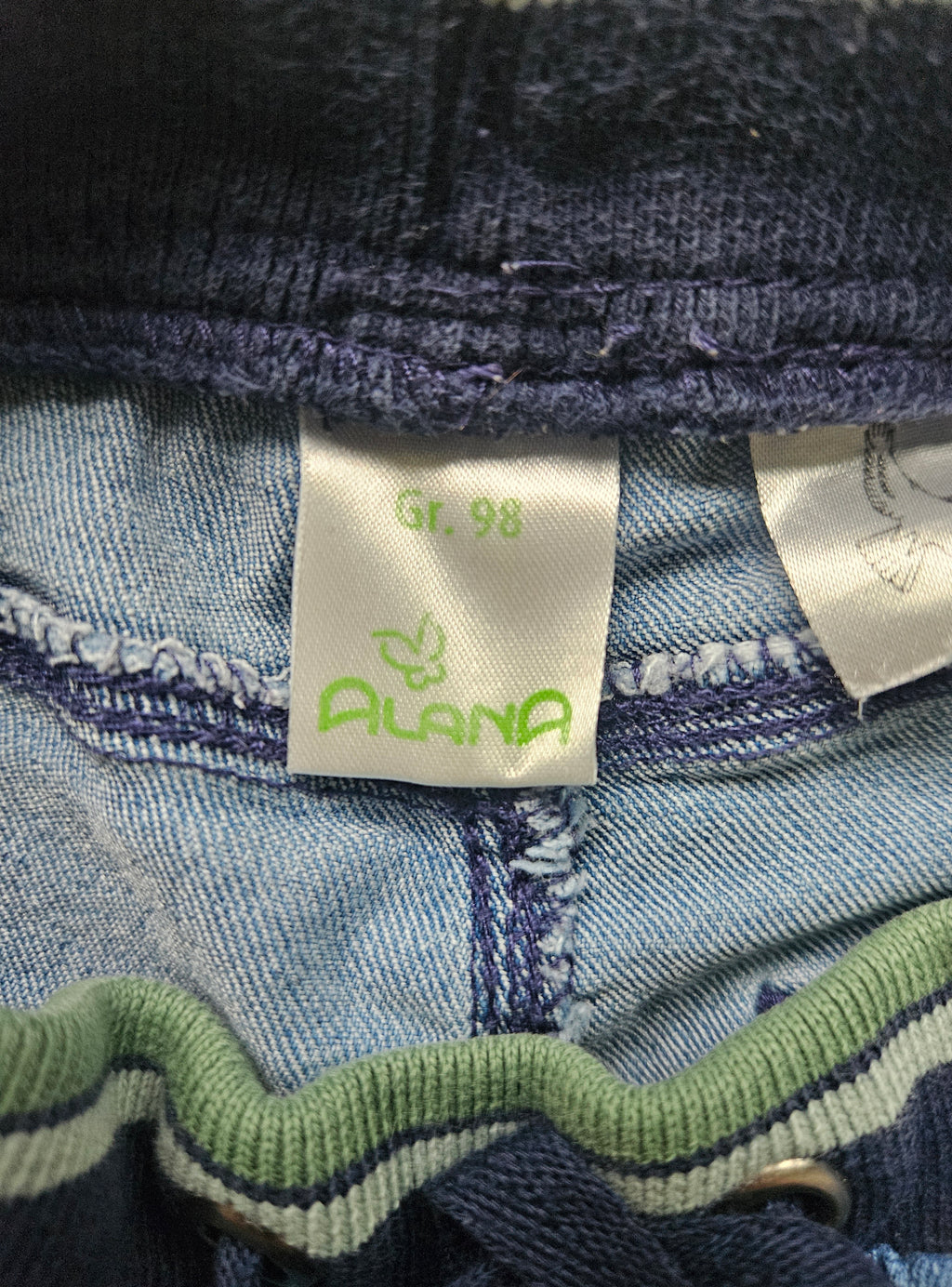 ALANA Dino-Outfit – Langarmshirt & Jeans 🦖 | Gr. 92/98