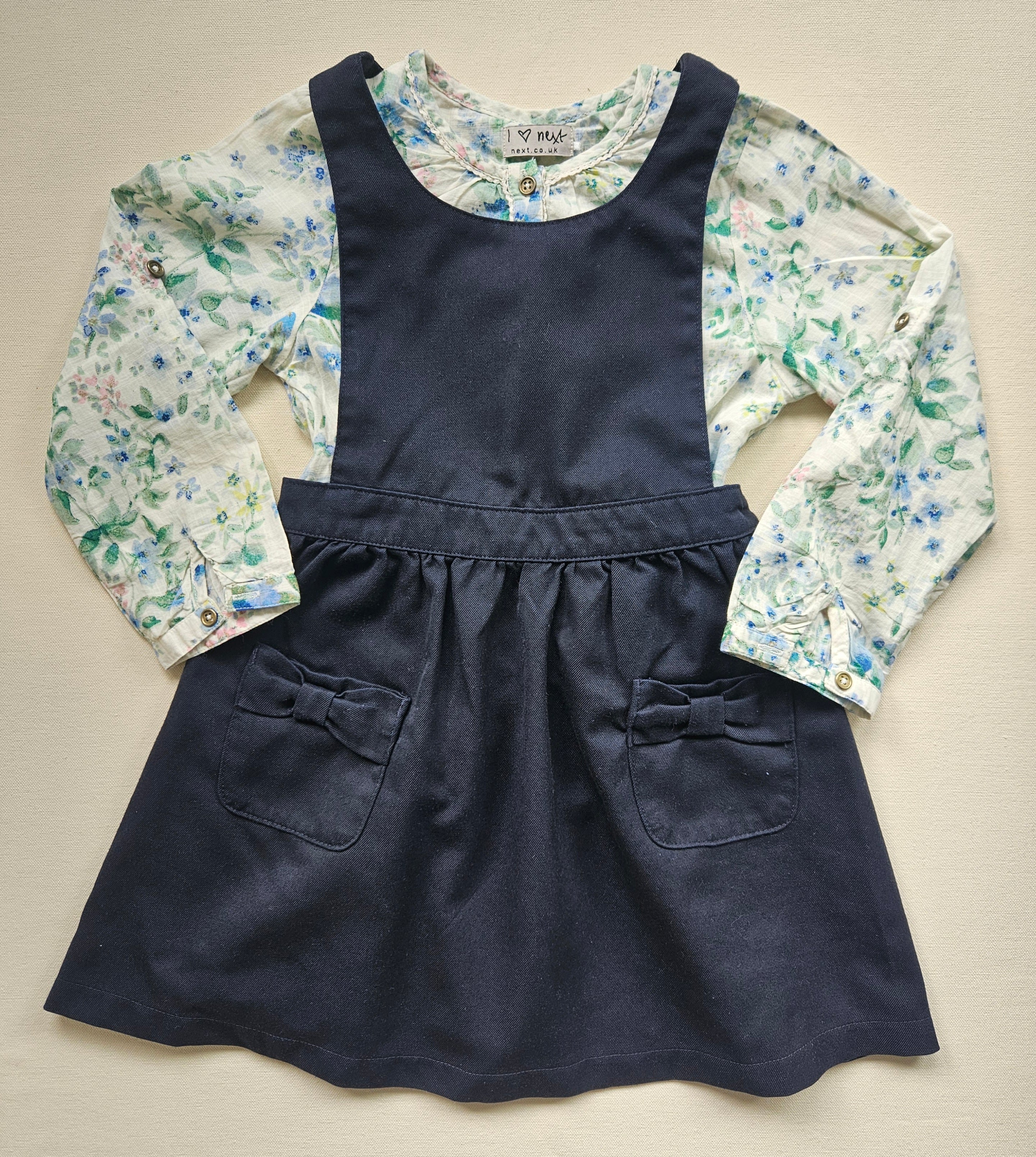 Next Outfit mit Trägerkleid & Blumenbluse | Gr. 104