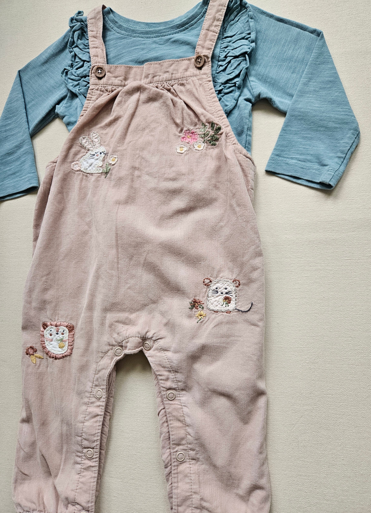 NEXT Outfit mit Latzstrampler & Rüschenshirt 🦔🐀 | Gr. 80