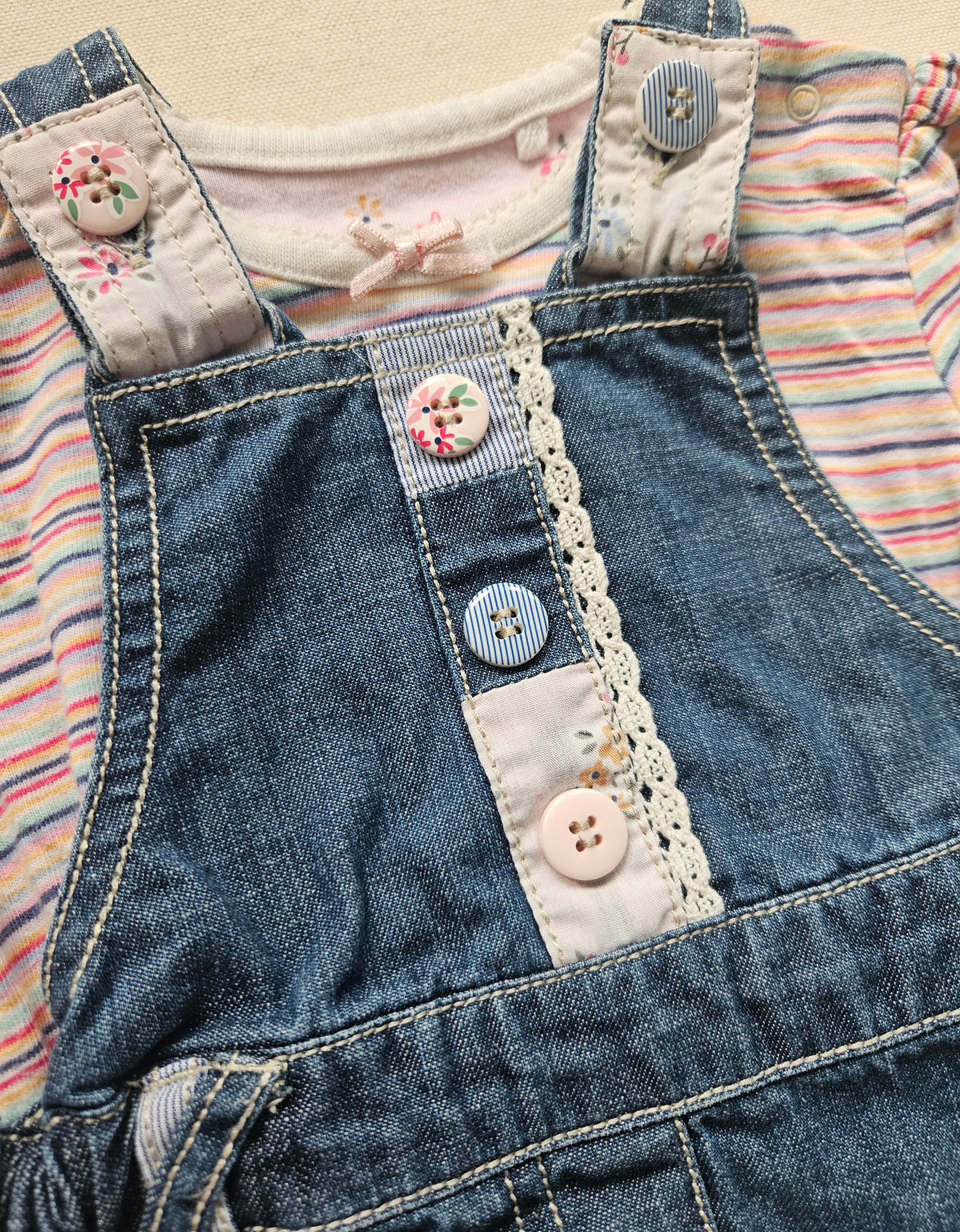 Next Baby 2-teiliges Set aus Jeans-Latzkleid & Langarmshirt | Gr. 68