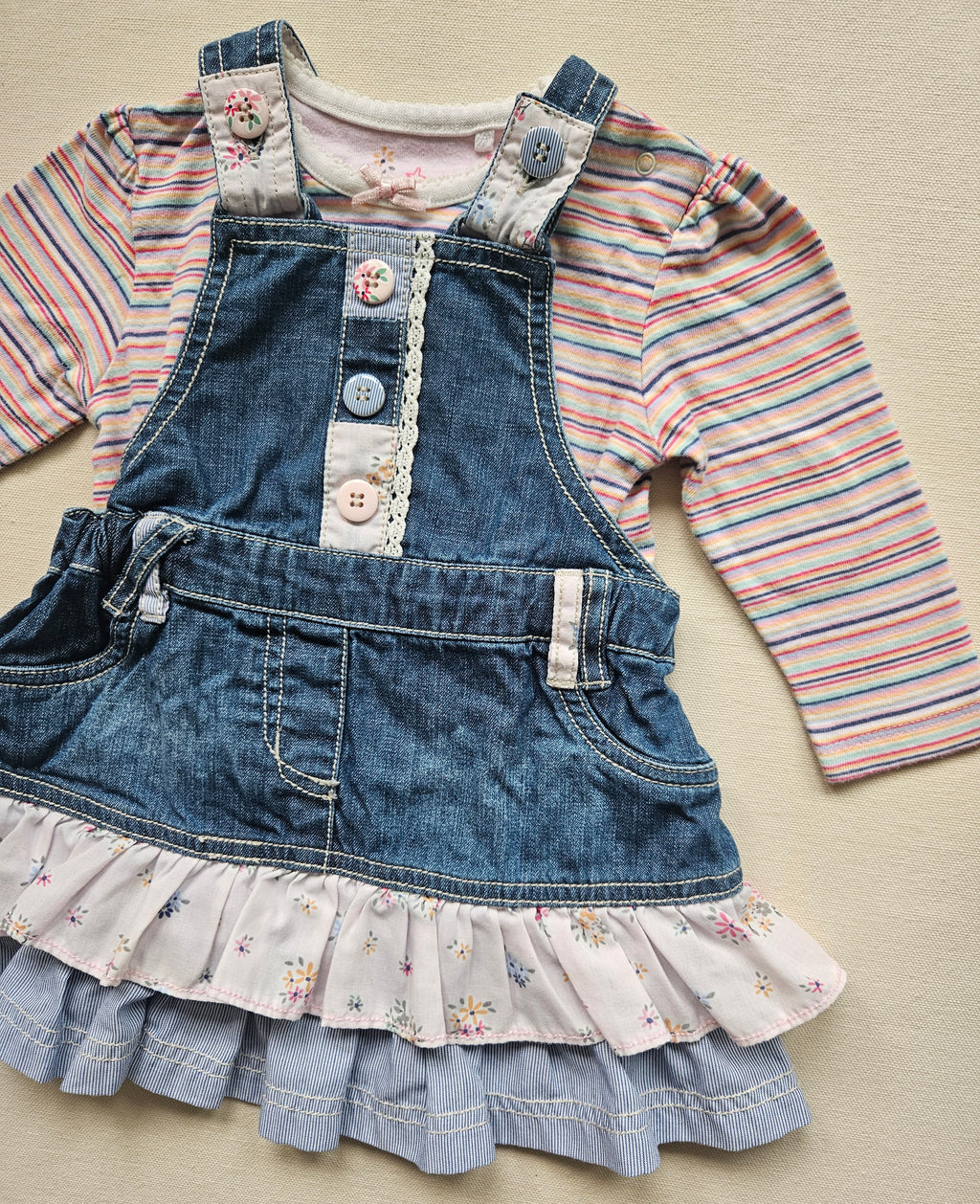 Next Baby 2-teiliges Set aus Jeans-Latzkleid & Langarmshirt | Gr. 68
