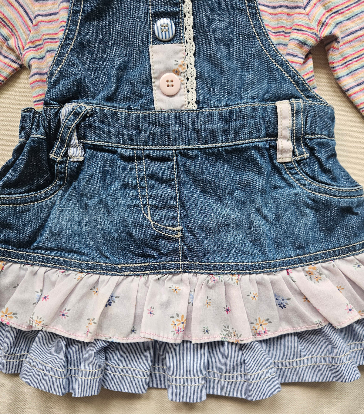 Next Baby 2-teiliges Set aus Jeans-Latzkleid & Langarmshirt | Gr. 68