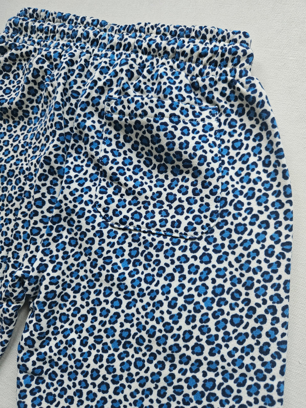 Mini Boden Jogginghose mit blauem Leo-Print 🐆 | Gr. 116