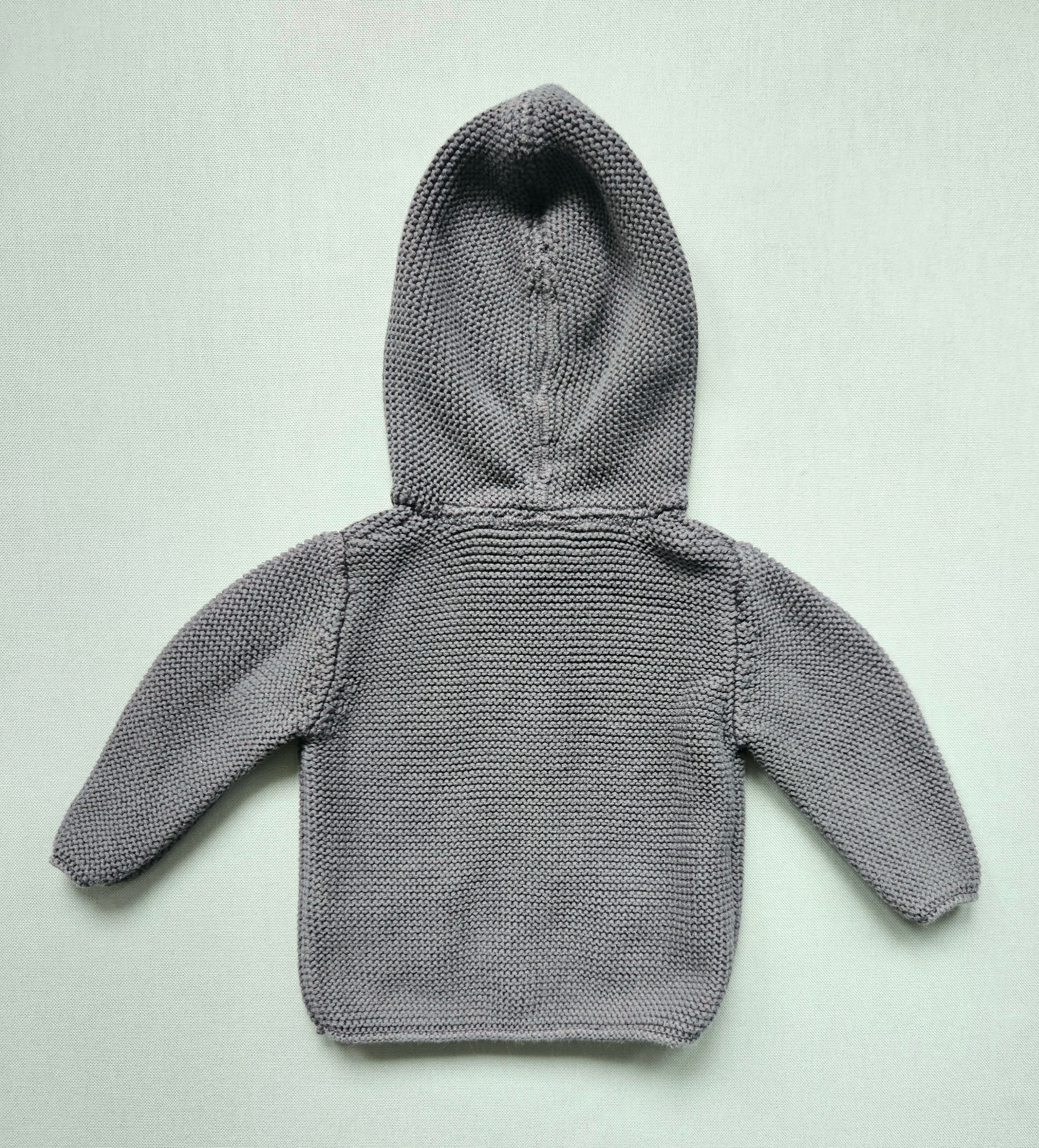 Next Strickjacke mit Kapuze in Grau | Gr. 74