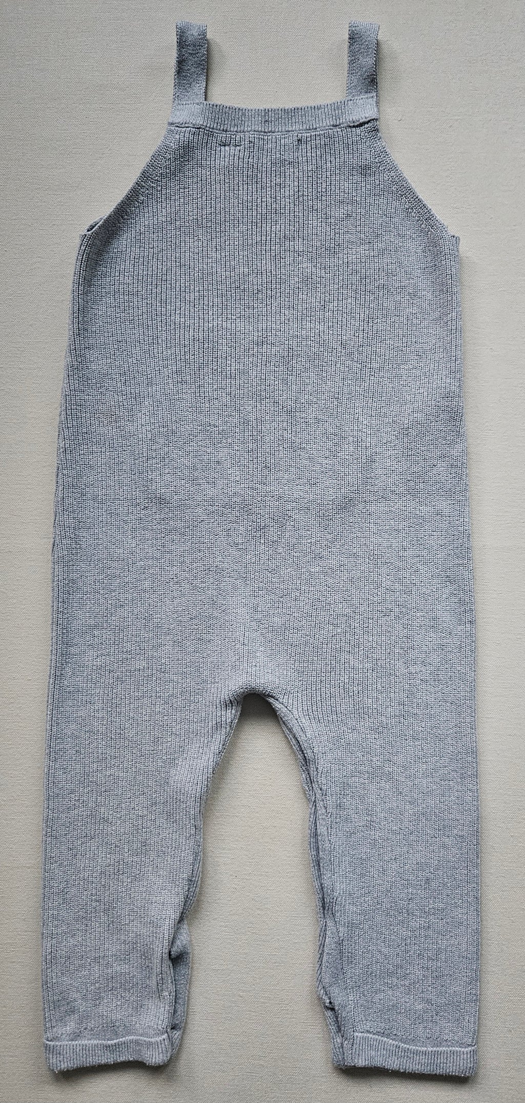 MANGO Strick-Latzhose grau mit Bauchtasche | Gr. 92