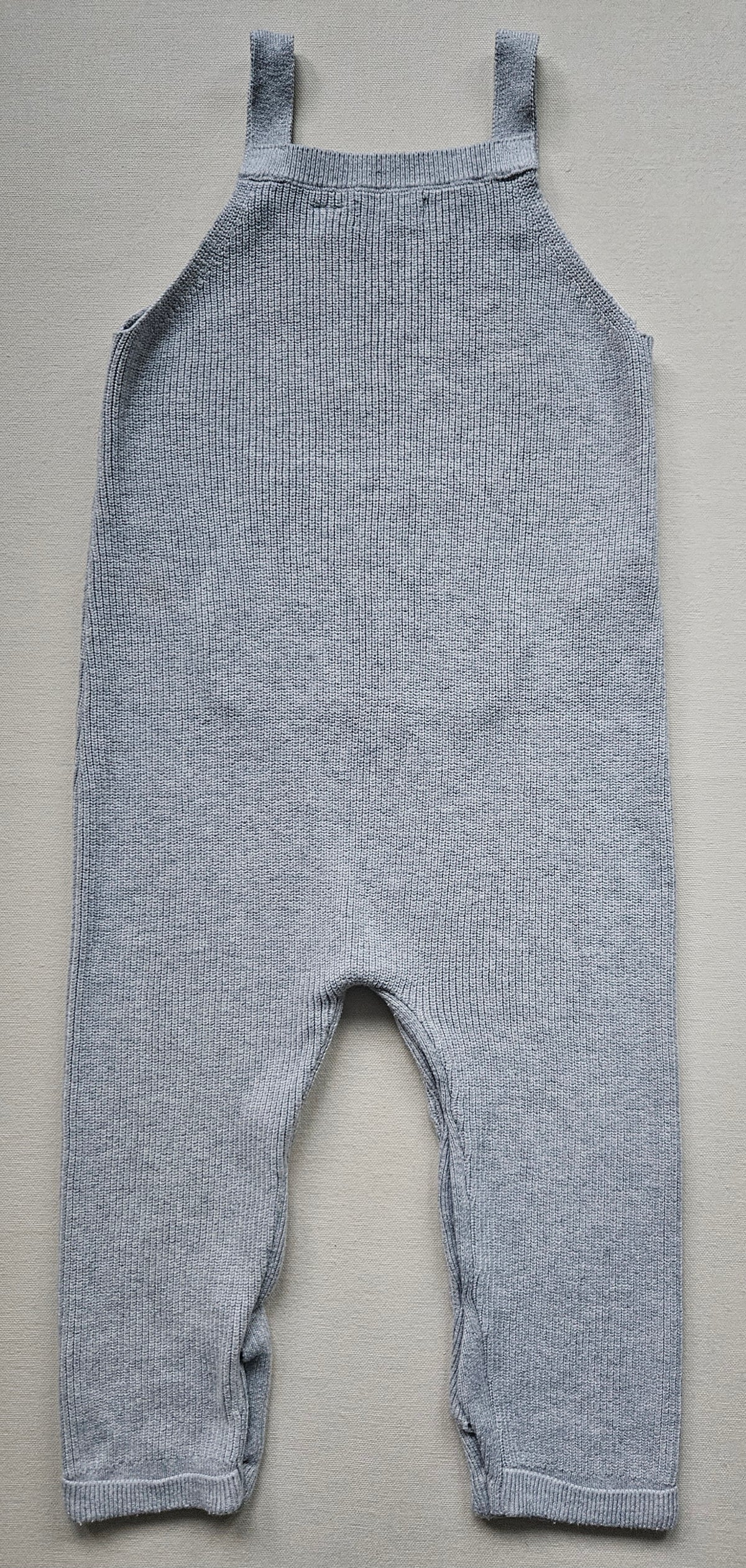MANGO Strick-Latzhose grau mit Bauchtasche | Gr. 92