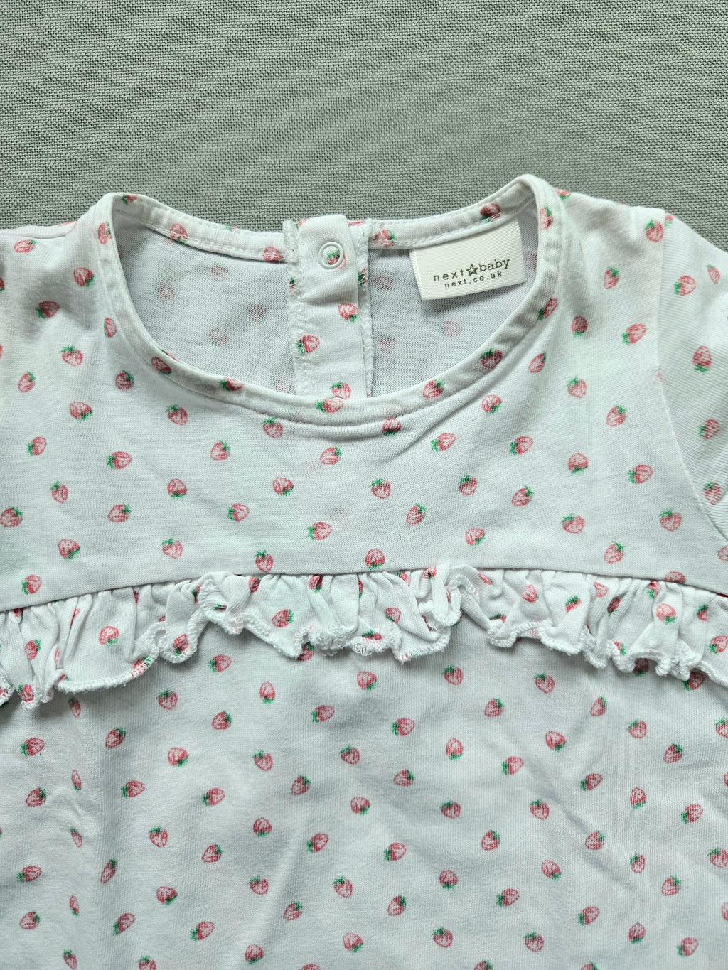 Next Shirt mit Erdbeerprint & Rüsche 🍓 | Gr. 86