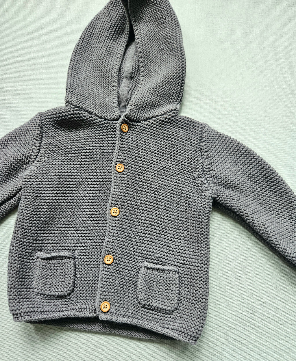 Next Strickjacke mit Kapuze in Grau | Gr. 74