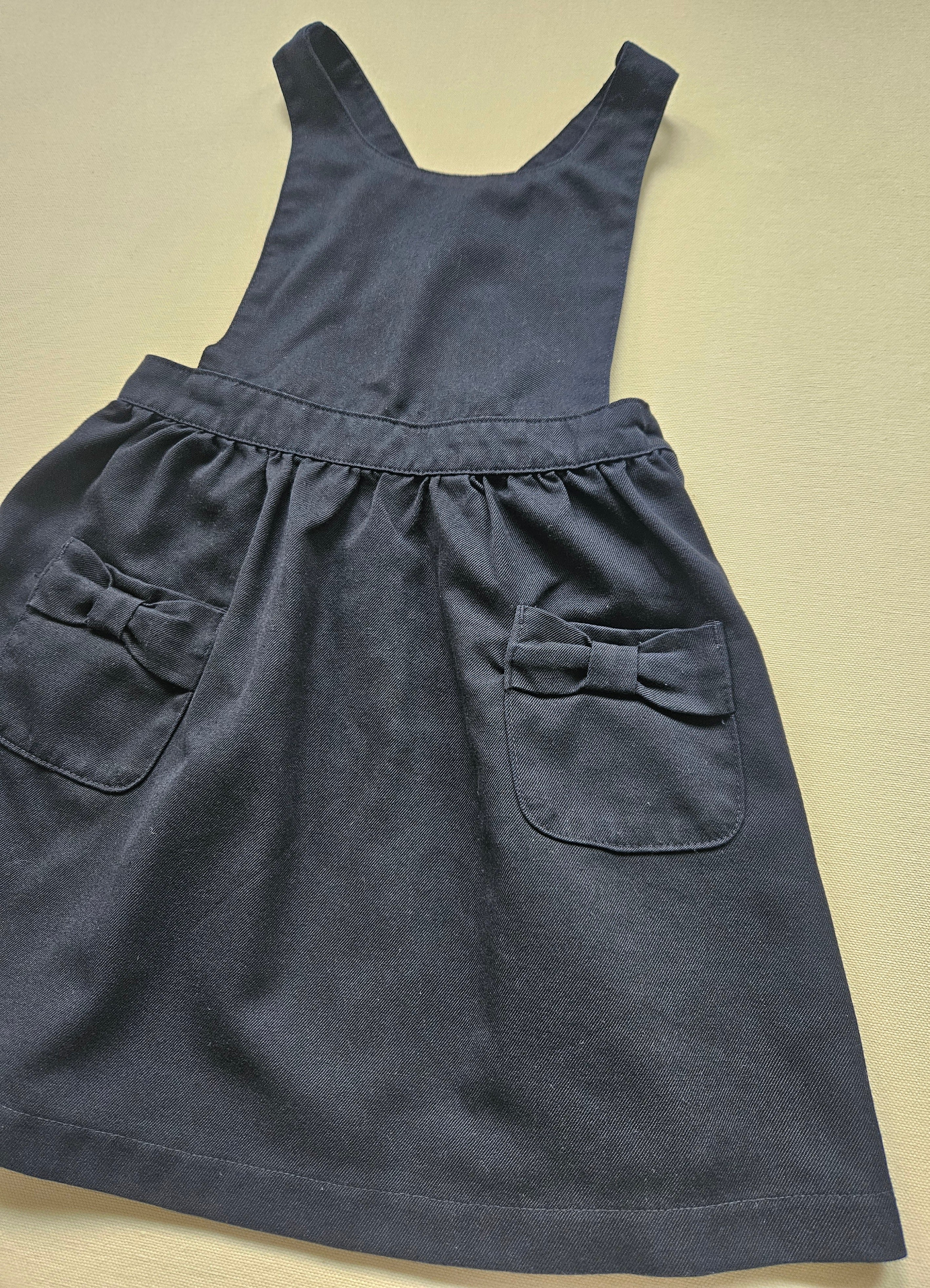 Next Outfit mit Trägerkleid & Blumenbluse | Gr. 104