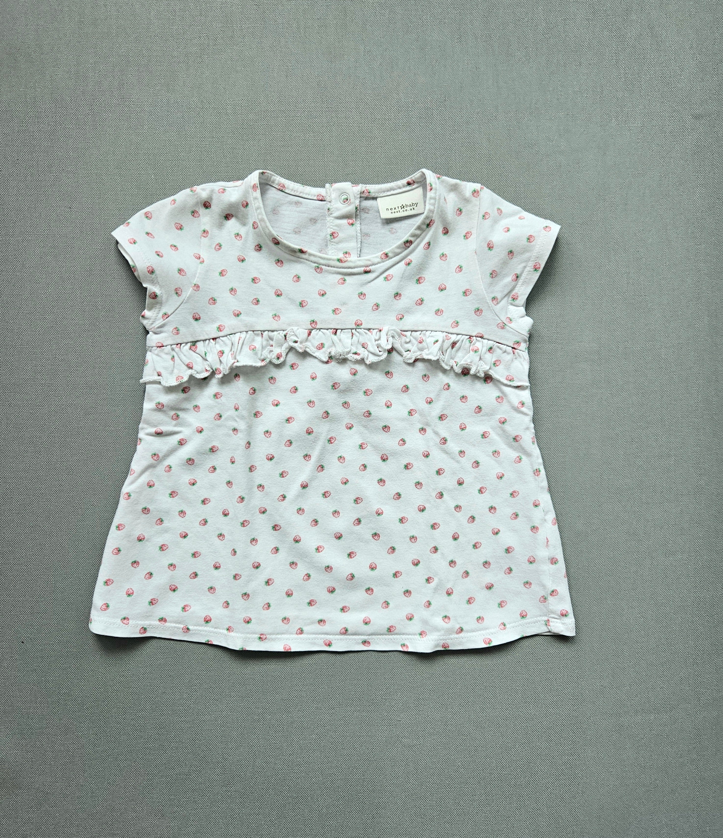 Next Shirt mit Erdbeerprint & Rüsche 🍓 | Gr. 86