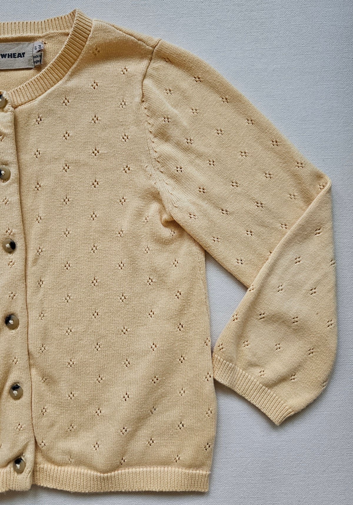 WHEAT Strickjacke – Zartgelb mit Lochstrickmuster | Gr. 104
