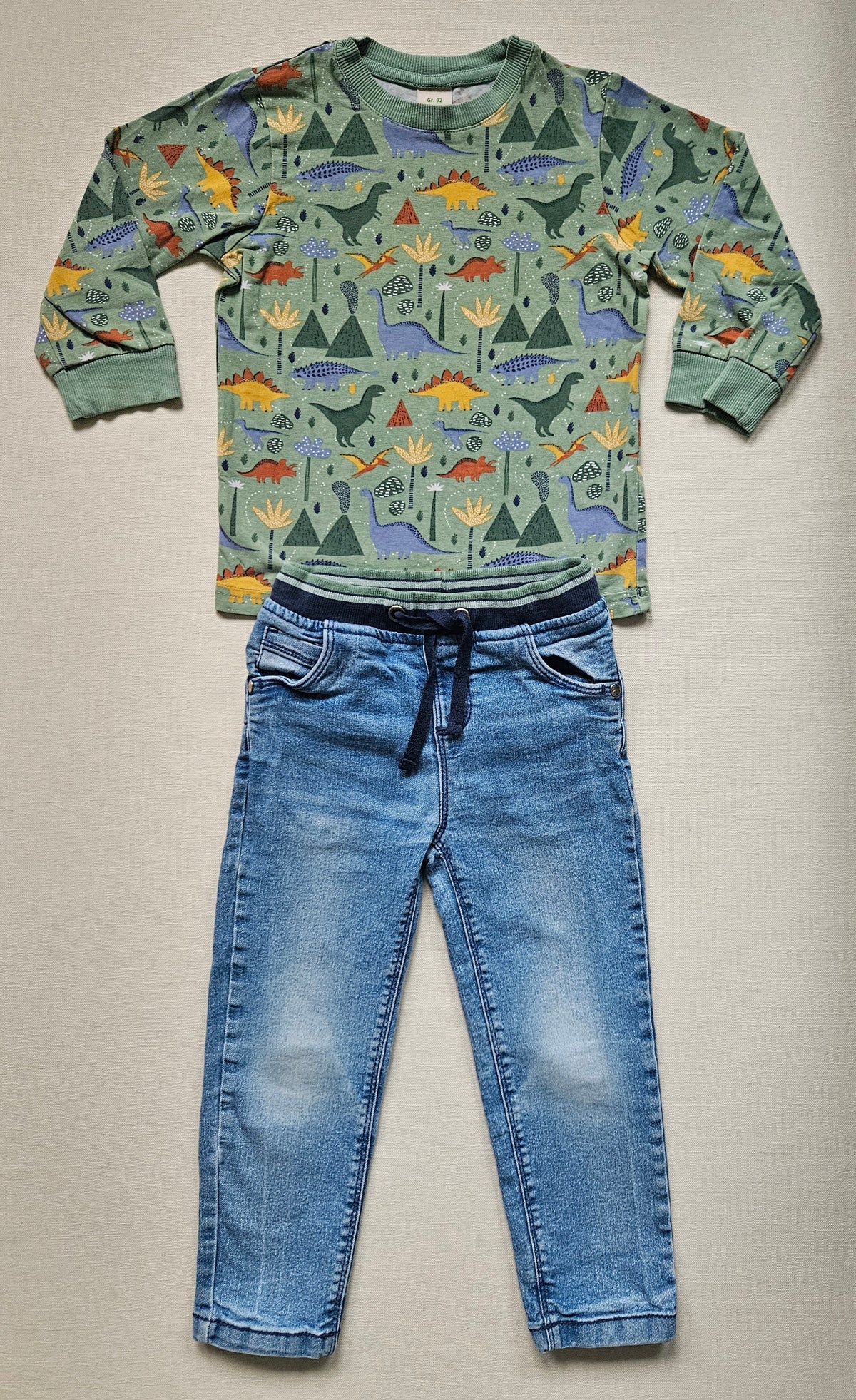 ALANA Dino-Outfit – Langarmshirt & Jeans 🦖 | Gr. 92/98