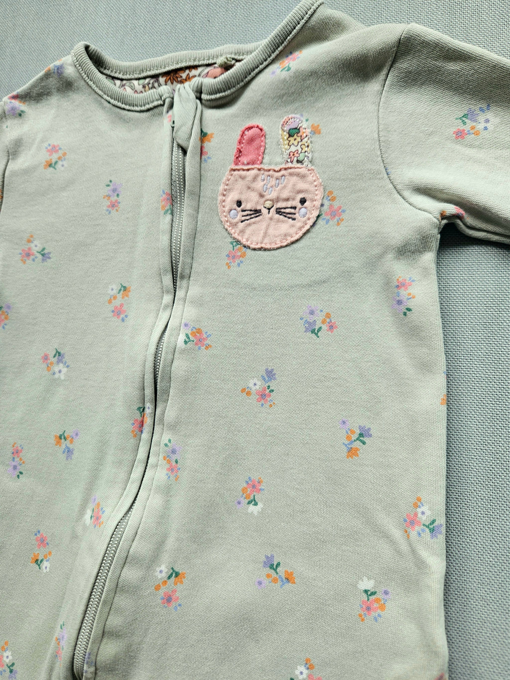 Next Baby Strampler mit Blumenprint & Hasenstickerei | Gr. 56