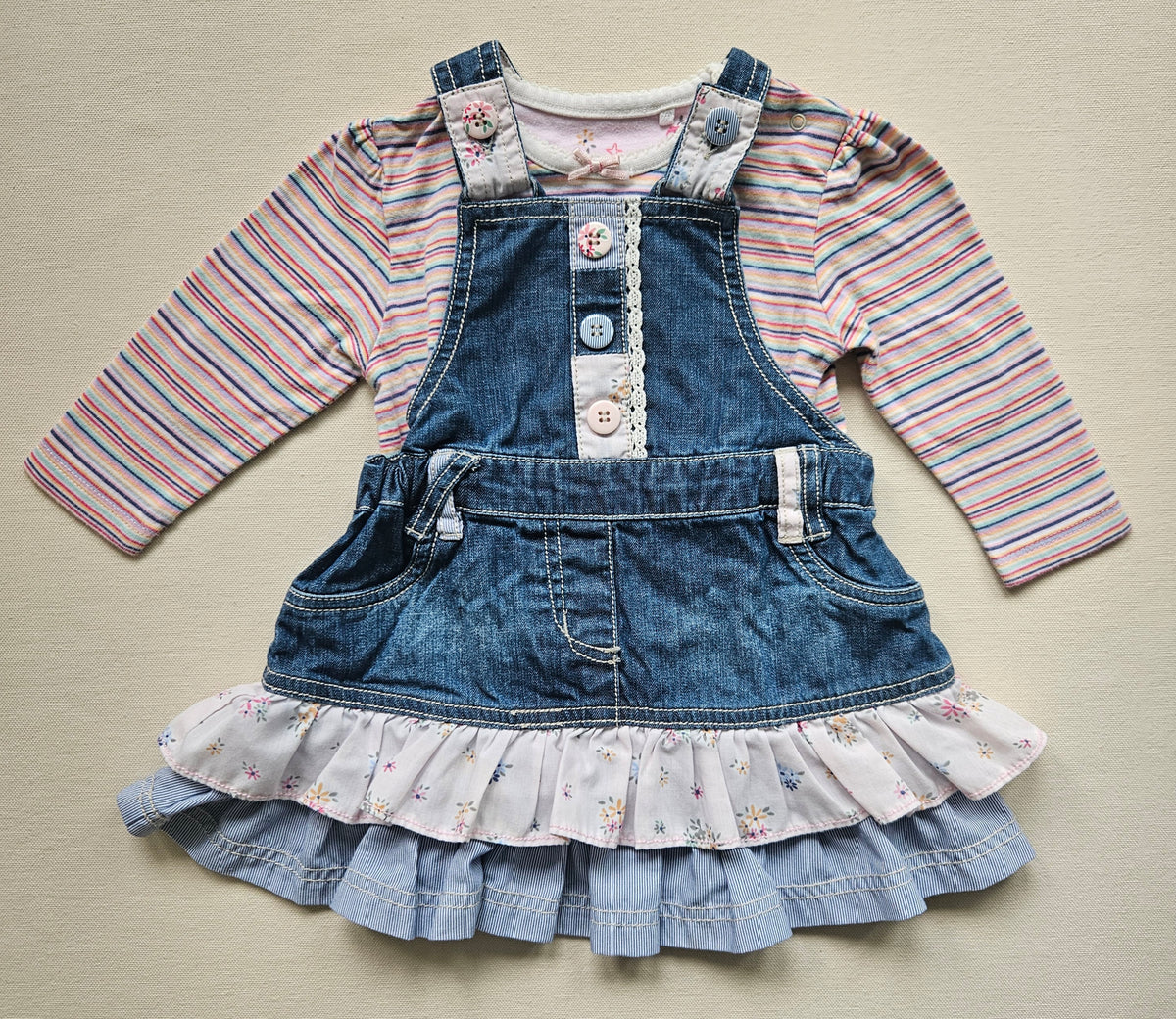 Next Baby 2-teiliges Set aus Jeans-Latzkleid & Langarmshirt | Gr. 68