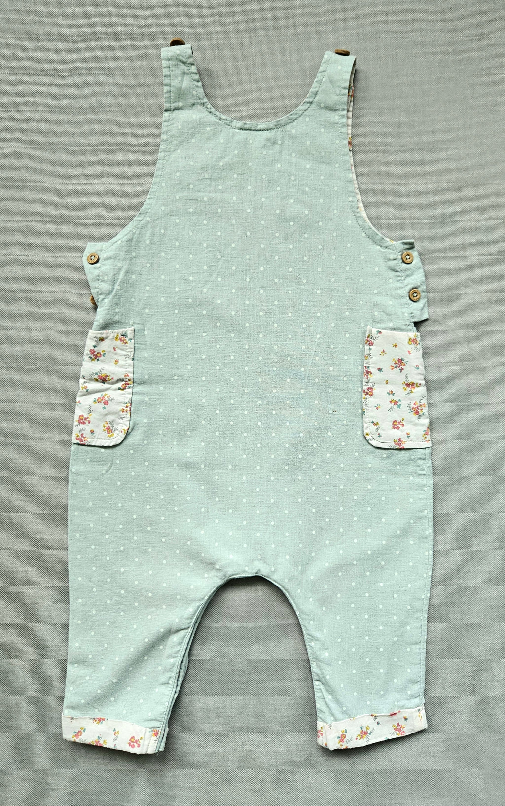 Next Latzoverall mit liebevollen Stickdetails | Gr. 74