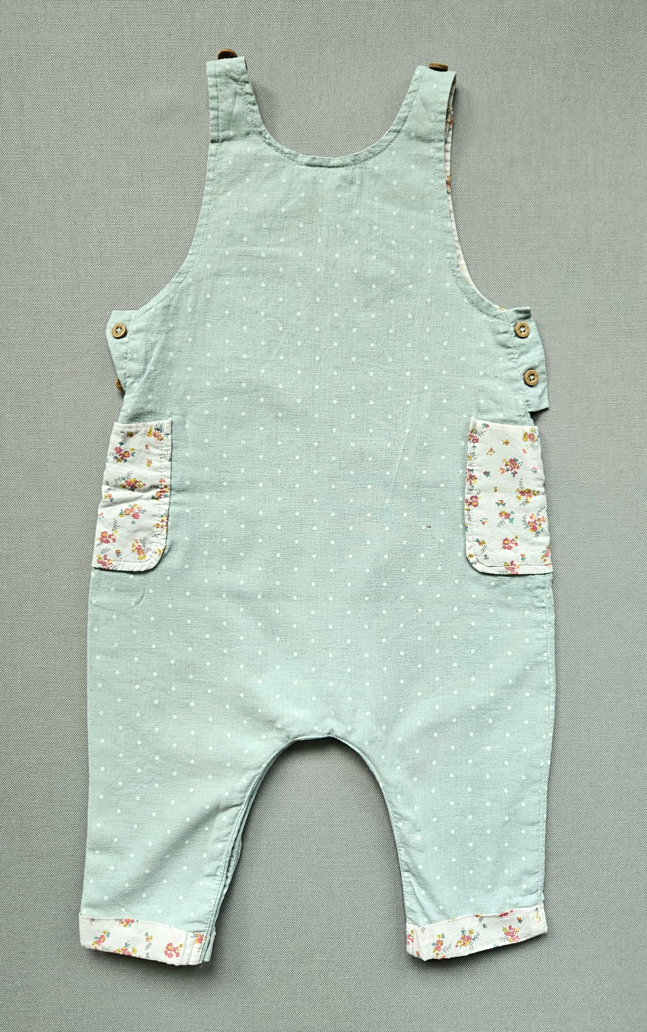 Next Latzoverall mit liebevollen Stickdetails | Gr. 74