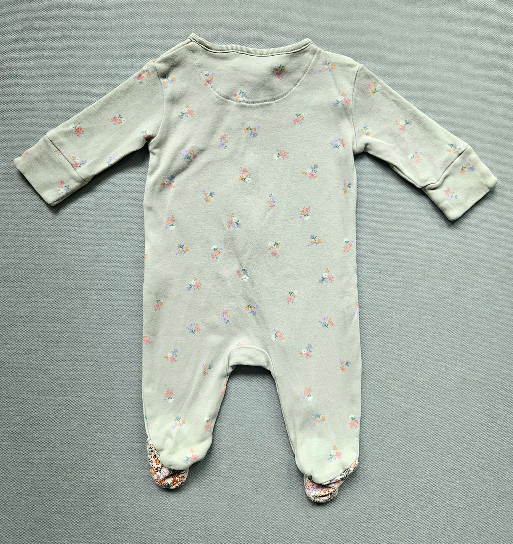Next Baby Strampler mit Blumenprint & Hasenstickerei | Gr. 56