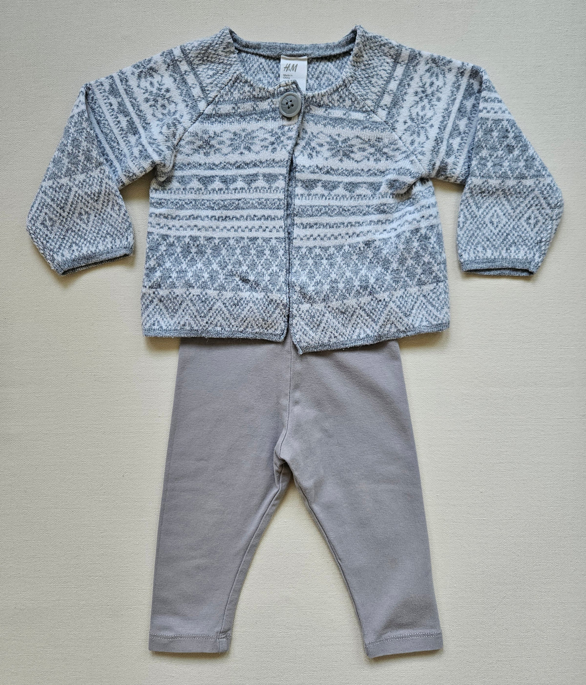 H&M Baby-Set – Gemusterte Strickjacke & Leggings | Gr. 68