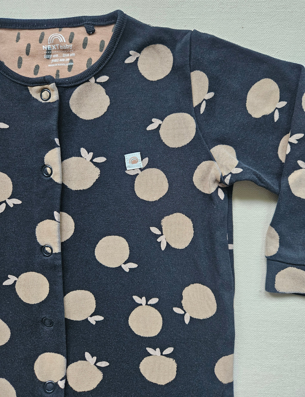 NEXT Baby-Schlafoverall mit Apfelprint | Gr. 86