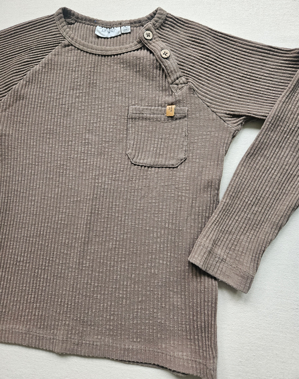 Lil’ Atelier Ripp-Langarmshirt mit Brusttasche  | Gr. 116