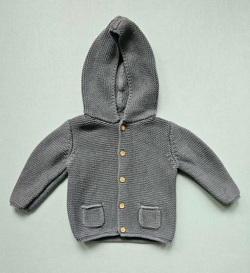 Next Strickjacke mit Kapuze in Grau | Gr. 74